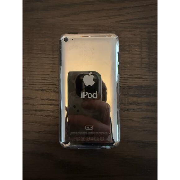 Apple iPod Touch 4th Generation A1367-32GB (Needs Battery Replacement) - Picture 2 of 7